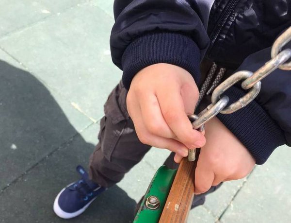 Ну, нет крайних! Кто решит проблему с детской площадкой в Актау