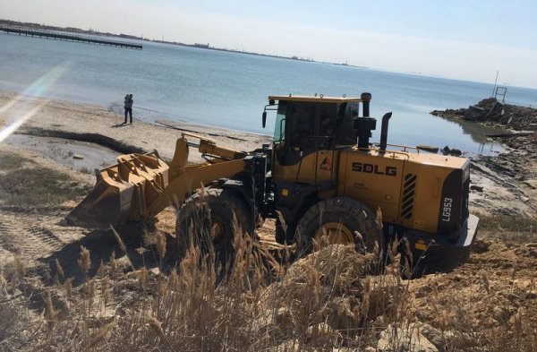 Уборку пляжа проводит федерация парусного спорта в Актау