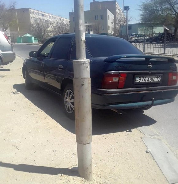 Столб с оголенными проводами обеспокоил жителей Актау