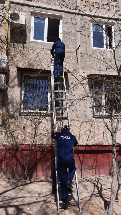 За неделю спасатели Актау вызволили четверых детей из запертых квартир и предотвратили суицид