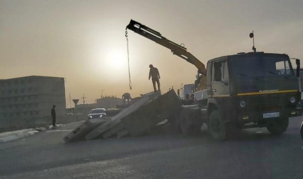 Железобетонная плита упала с большегруза на ходу в пригороде Актау
