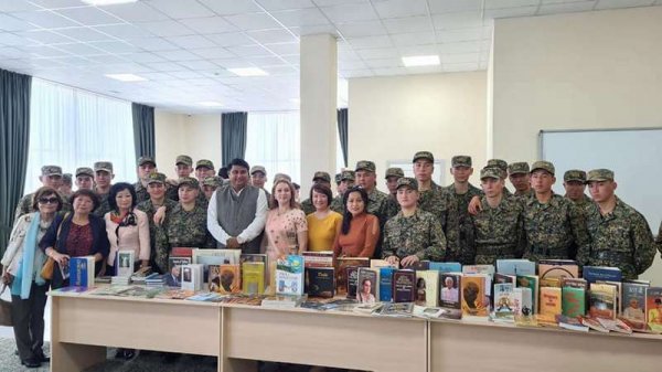 Представители Индии сделали подарок библиотеке в Актау