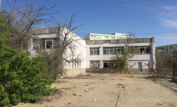Судьба заброшенного здания детсада в центре Актау волнует горожан