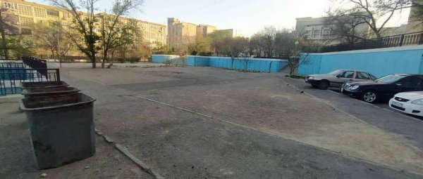 Мусорные контейнеры появились на спуске возле акимата Мангистау