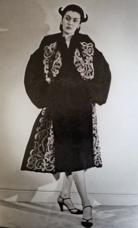 История казахской Золушки, которая бежала от войны и стала звездой модного Парижа 