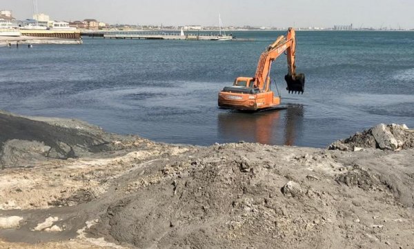Прибрежную зону очищают от ила в Актау