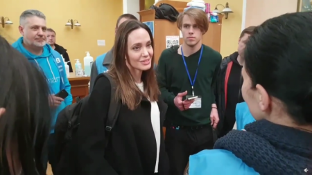 Недоеденный круассан Анджелины Джоли продают в Украине