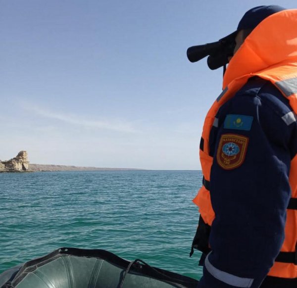 Пропавших рыбаков продолжают искать на Каспии