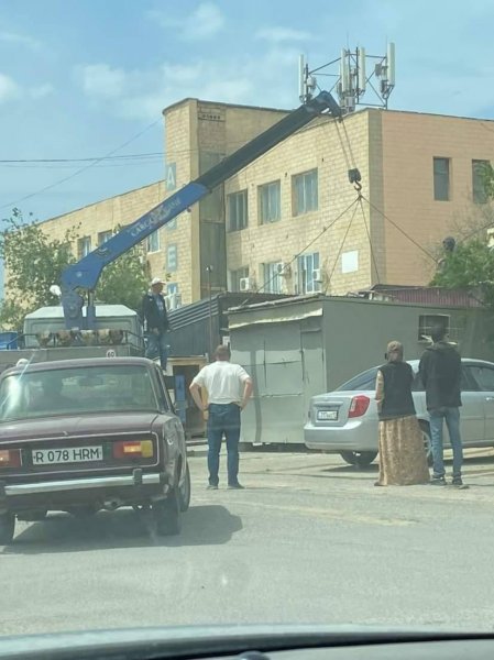Видео не повод для проверок в Актау! Эвакуатор увёз киоск общепита с мышами в неизвестном направлении