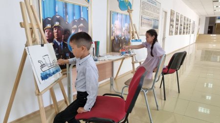 Дети актауских военных показали армию в своих рисунках
