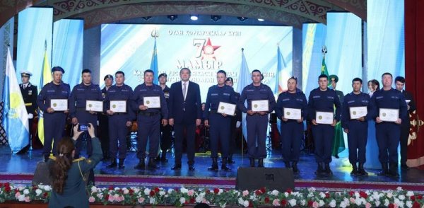 Более 60 военнослужащих наградил аким Мангистау