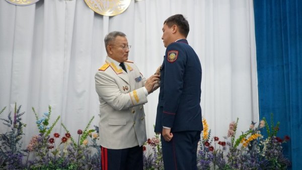 Полицейские возложили цветы к памятнику коллегам в Актау