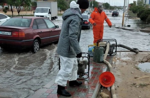 Работы по откачке воды проходят в Актау