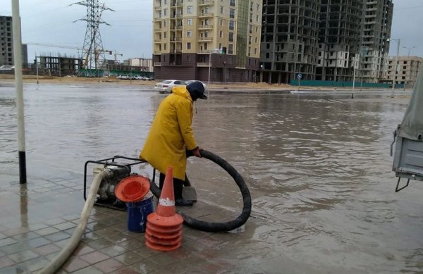 Работы по откачке воды проходят в Актау