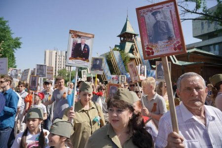 В Алматы тысячи человек пронесли портреты участников ВОВ по улицам города