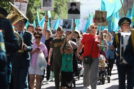 В Алматы тысячи человек пронесли портреты участников ВОВ по улицам города