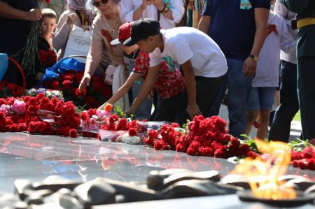 В Алматы тысячи человек пронесли портреты участников ВОВ по улицам города