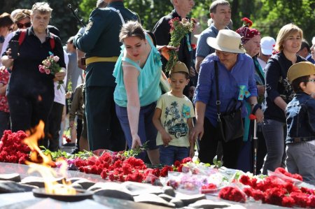 В Алматы тысячи человек пронесли портреты участников ВОВ по улицам города