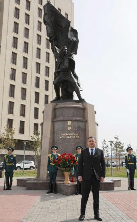 Руководство Администрации Президента возложило венок к памятнику Кошкарбаеву