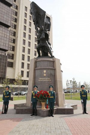 Руководство Администрации Президента возложило венок к памятнику Кошкарбаеву