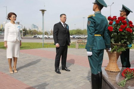 Руководство Администрации Президента возложило венок к памятнику Кошкарбаеву