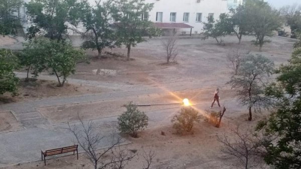 Электрики наспех установили упавший фонарный столб в Актау