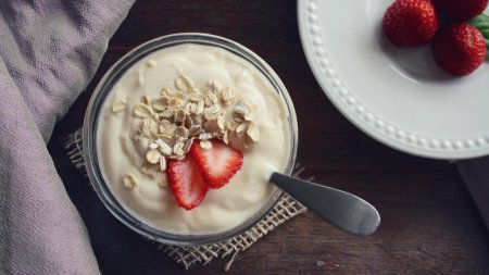 О вреде фруктовых йогуртов по утрам предупредила диетолог 
