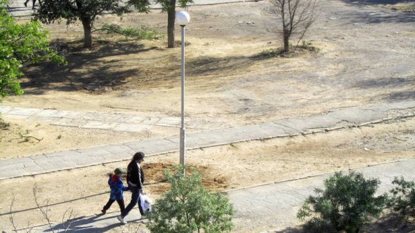 Электрики привели в порядок фонарный столб в Актау