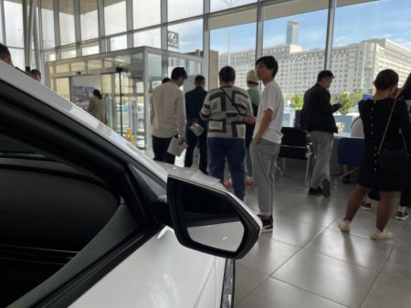 Льготное автокредитование: что говорят казахстанцы в очередях
