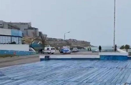 Спасатели ищут двоих пропавших в море людей на спуске в 4 микрорайоне Актау