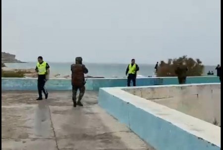 Спасатели ищут двоих пропавших в море людей на спуске в 4 микрорайоне Актау