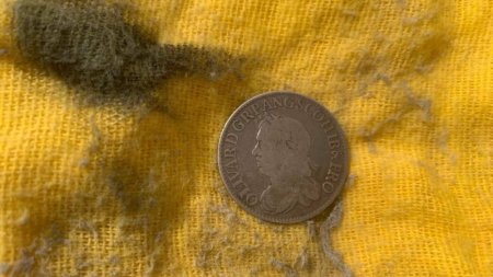 Потерянную 300 лет назад посетителем монету нашли в английском пабе