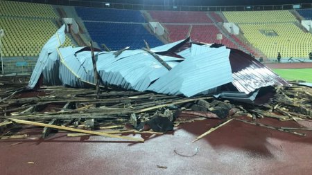 Во время футбольного матча в Шымкенте обрушилась крыша стадиона