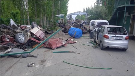 Грузовик въехал в людей на кыргызско-узбекской границе. Погибли восемь человек