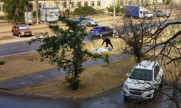 Новые бордюры демонтировали в Актау для проезда мусоровоза