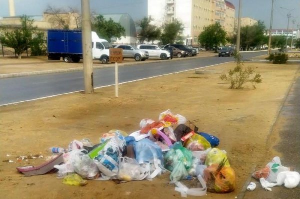 Новые бордюры демонтировали в Актау для проезда мусоровоза