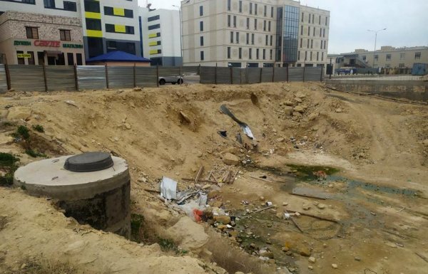 Mercedes Benz упал в строительный котлован в Актау