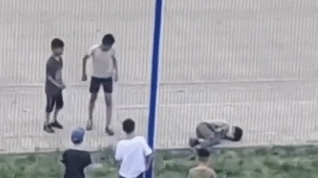 Удушение мальчика во дворе Костаная попало на видео 
