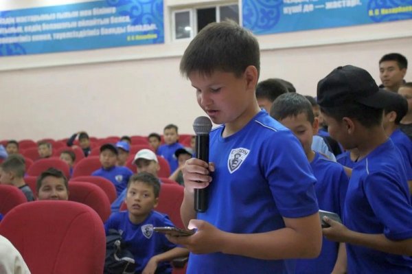 Воспитанник «Каспия» из «Зенита» встретился с юными футболистами в Актау