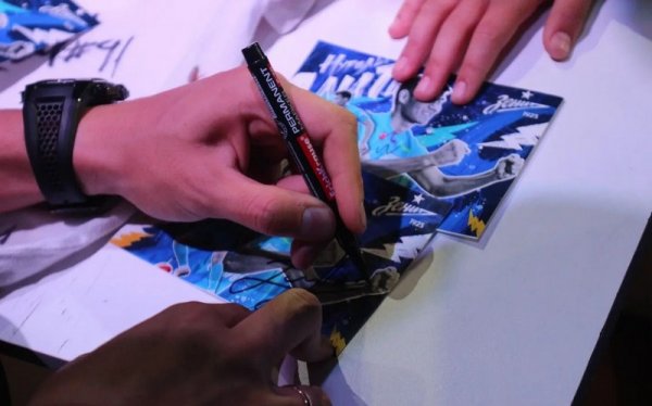 Воспитанник «Каспия» из «Зенита» встретился с юными футболистами в Актау