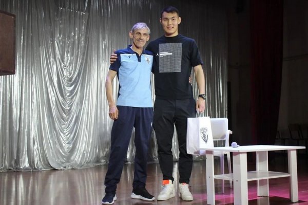 Воспитанник «Каспия» из «Зенита» встретился с юными футболистами в Актау