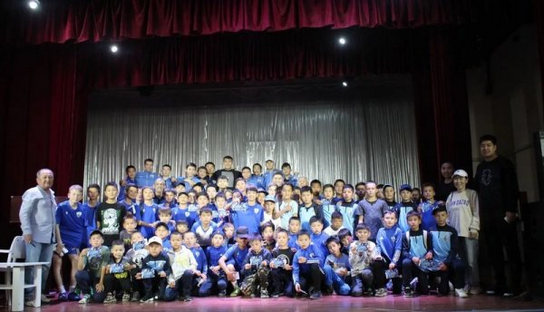 Воспитанник «Каспия» из «Зенита» встретился с юными футболистами в Актау