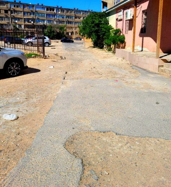 Разбитый асфальт в центре Актау в третий раз пообещали восстановить