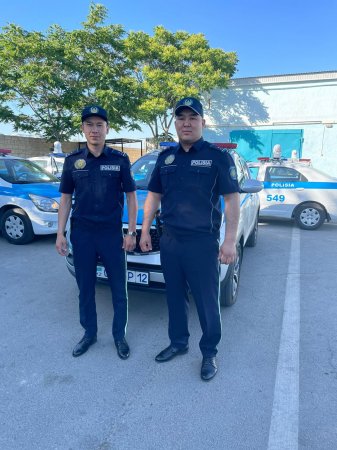 Полицейский из Актау вывел троих детей из задымленного подъезда