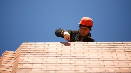 Дом строят без цемента? Шокирующее видео расследуют в Карагандинской области