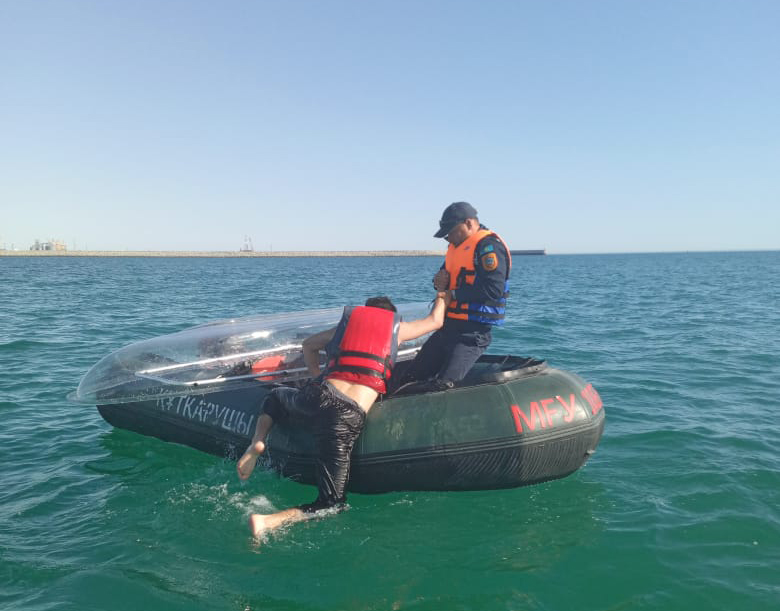 Сотрудники ДЧС спасли двух унесенных в море парней в Актау