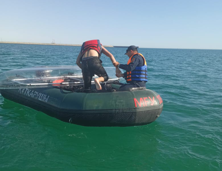 Сотрудники ДЧС спасли двух унесенных в море парней в Актау