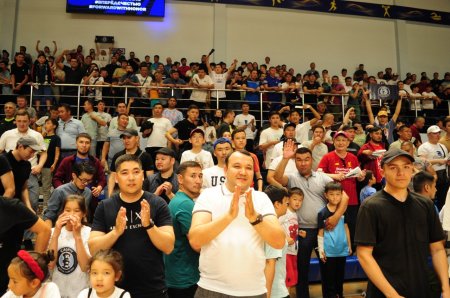 Суперигра в Актау! «Каспий» проигрывая в два мяча, побеждает в дерби