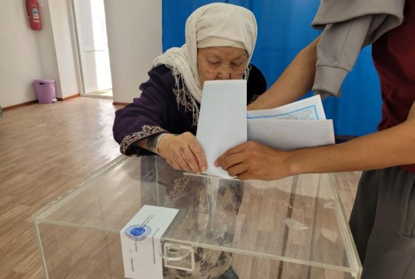 Столетняя бабушка проголосовала на референдуме в Мангистау