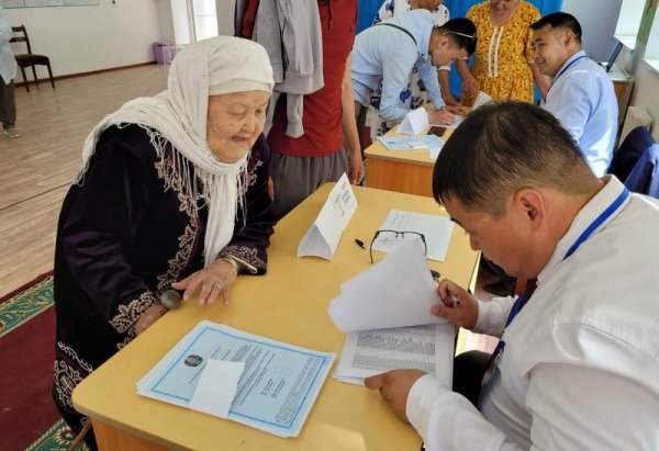 Столетняя бабушка проголосовала на референдуме в Мангистау